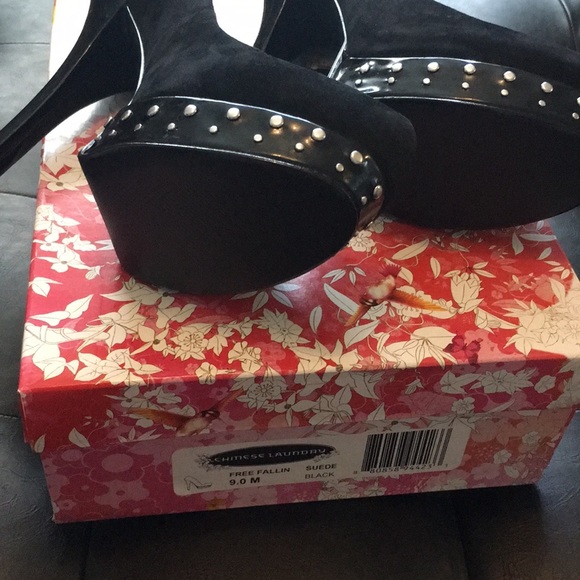 Chinese Laundry Free Falling Suede Pumps 9 - Picture 5 of 7